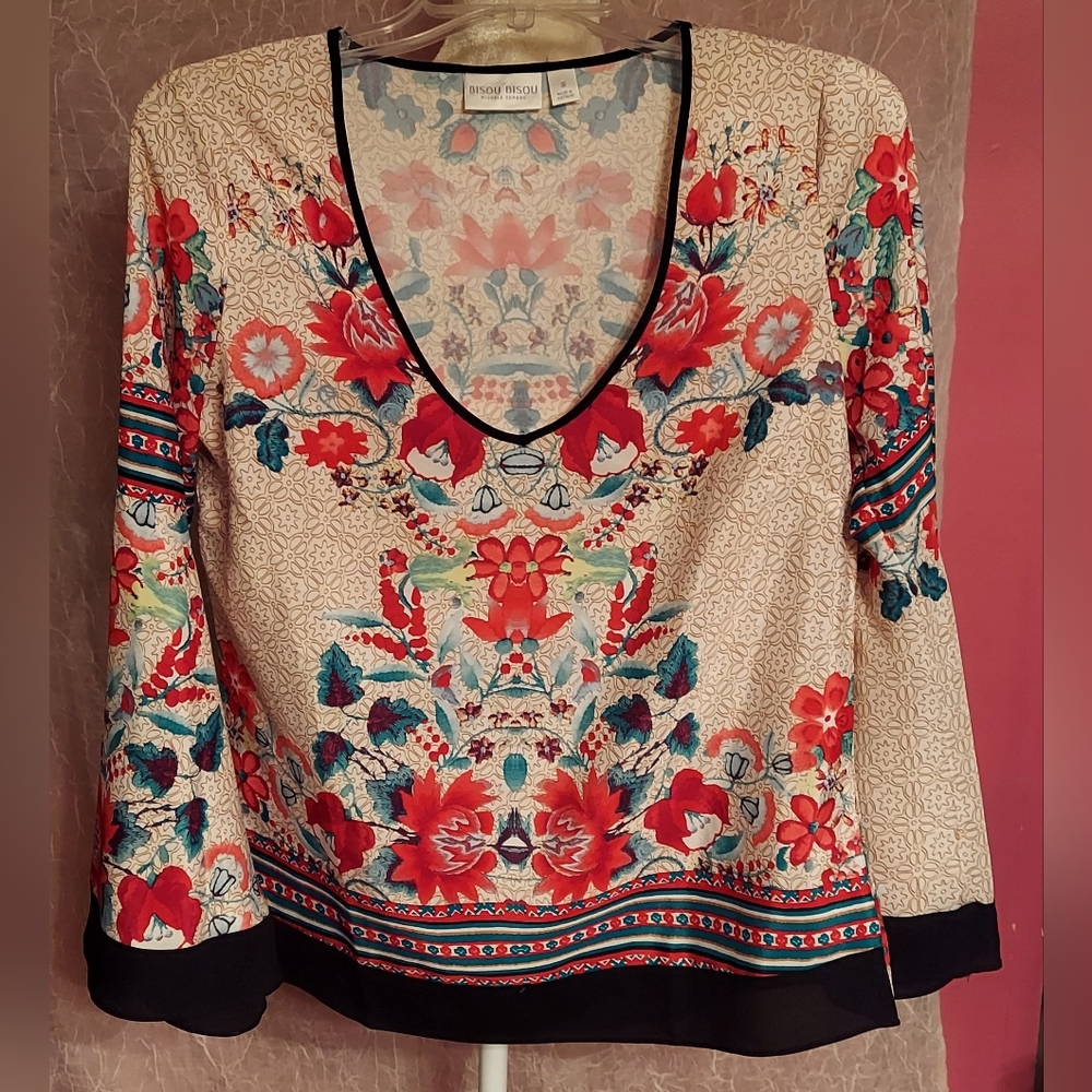 Womans Floral Top Shirt from in size Small from Bisou Bisou Macys